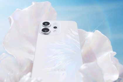 Oppo Reno 14 in Pearl White